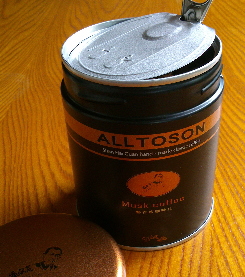 ALLTOSONは、黒とブロンズの缶です